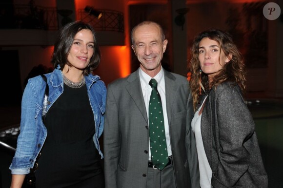 Zoé Félix et Mademoiselle Agnès entourent Denis Cans (PDG Nestlé Waters) lors de la soirée San Pellegrino avec BVLGARI à la piscine du Ritz le lundi 17 octobre 2011 à Paris