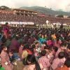 Entre 30 000 et 50 000 personnes étaient présentes, dimanche 16 octobre 2011, pour fêter le roi Jigme Khesar du Bhoutan et la reine Jetsun, qui ont vécu l'apothéose des célébrations de leur mariage au stade de Thimpu, après la cérémonie du 13 octobre à Punakha.