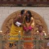 Un baiser chaste, mais un baiser... Au Bhoutan, une telle démonstration publique signifie beaucoup.
Dimanche 16 octobre 2011, le roi Jigme Khesar du Bhoutan et la reine Jetsun ont vécu l'apothéose des célébrations de leur mariage au stade de Thimpu, après la cérémonie du 13 octobre à Punakha.