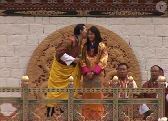 Un baiser chaste, mais un baiser... Au Bhoutan, une telle démonstration publique signifie beaucoup.
Dimanche 16 octobre 2011, le roi Jigme Khesar du Bhoutan et la reine Jetsun ont vécu l'apothéose des célébrations de leur mariage au stade de Thimpu, après la cérémonie du 13 octobre à Punakha.
