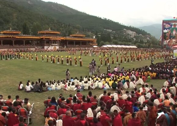 Entre 30 000 et 50 000 personnes étaient présentes, dimanche 16 octobre 2011, pour fêter le roi Jigme Khesar du Bhoutan et la reine Jetsun, qui ont vécu l'apothéose des célébrations de leur mariage au stade de Thimpu, après la cérémonie du 13 octobre à Punakha.
