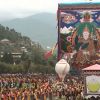 Entre 30 000 et 50 000 personnes étaient présentes, samedi 16 octobre 2011, pour fêter le roi Jigme Khesar du Bhoutan et la reine Jetsun, qui ont vécu l'apothéose des célébrations de leur mariage au stade de Thimpu, après la cérémonie du 13 octobre à Punakha.