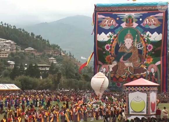 Entre 30 000 et 50 000 personnes étaient présentes, samedi 16 octobre 2011, pour fêter le roi Jigme Khesar du Bhoutan et la reine Jetsun, qui ont vécu l'apothéose des célébrations de leur mariage au stade de Thimpu, après la cérémonie du 13 octobre à Punakha.