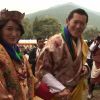 "Etes-vous mariée ? Eh bien, vous devriez essayer !" : la réponse d'un roi-dragon comblé à une journaliste !
Dimanche 16 octobre 2011, le roi Jigme Khesar du Bhoutan et la reine Jetsun ont vécu l'apothéose des célébrations de leur mariage au stade de Thimpu, après la cérémonie du 13 octobre à Punakha.
