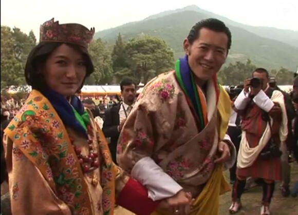 "Etes-vous mariée ? Eh bien, vous devriez essayer !" : la réponse d'un roi-dragon comblé à une journaliste !
Dimanche 16 octobre 2011, le roi Jigme Khesar du Bhoutan et la reine Jetsun ont vécu l'apothéose des célébrations de leur mariage au stade de Thimpu, après la cérémonie du 13 octobre à Punakha.