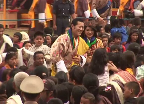 Dimanche 16 octobre 2011, le roi Jigme Khesar du Bhoutan et la reine Jetsun ont vécu l'apothéose des célébrations de leur mariage au stade de Thimpu, après la cérémonie du 13 octobre à Punakha.