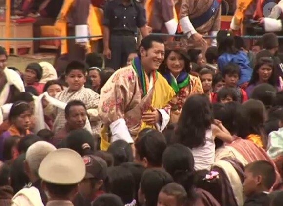 Dimanche 16 octobre 2011, le roi Jigme Khesar du Bhoutan et la reine Jetsun, entourés de près de 50 000 sujets, ont vécu l'apothéose des célébrations de leur mariage au stade de Thimpu, après la cérémonie du 13 octobre à Punakha.