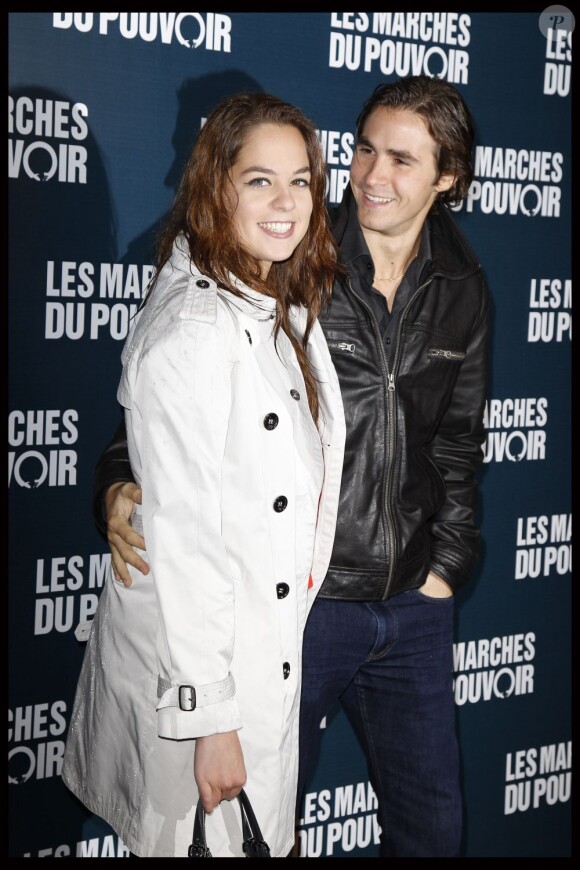 Anouchka Delon et son fiancé Julien à la projection des Marches du pouvoir, le 18 octobre 2011.