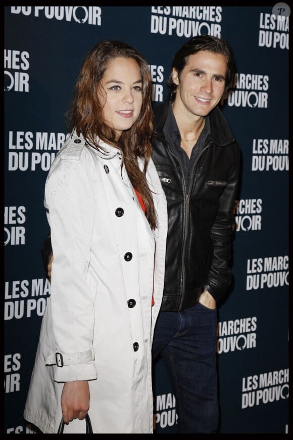 Anouchka Delon et son fiancé Julien à la projection des Marches du pouvoir, le 18 octobre 2011.