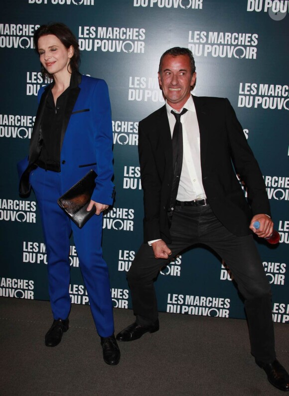 Juliette Binoche et Christophe Dechavanne à la projection du film de George Clooney Les Marches du pouvoir, à Paris. 18 octobre 2011