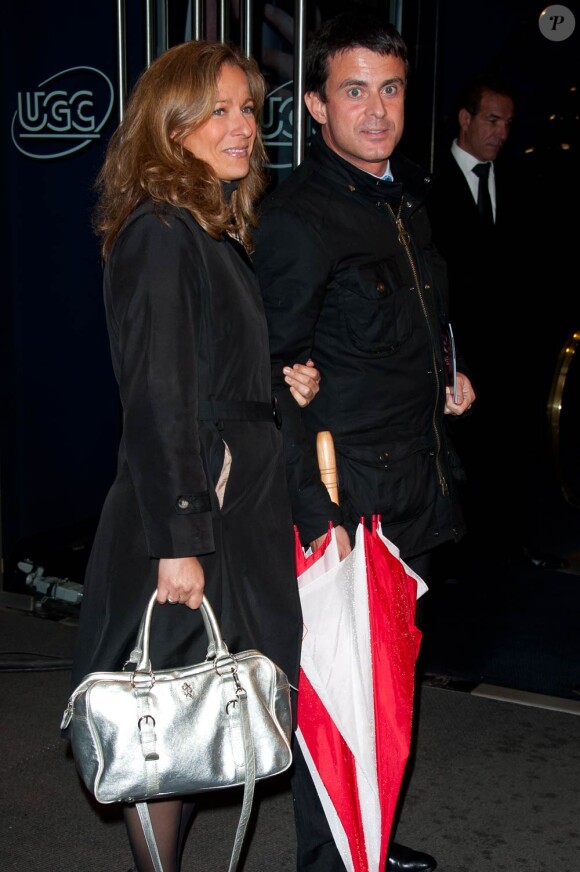 Manuel Valls et Anne Gravoin à la projection du film de George Clooney Les Marches du pouvoir, à Paris. 18 octobre 2011