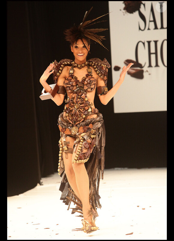 Cindy Fabre a défilé à l'occasion de l'ouverture du salon du chocolat le 19 octobre 2011