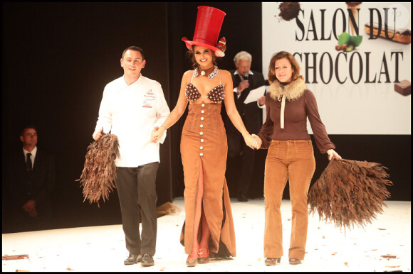 Malika Ménard a défilé à l'occasion de l'ouverture du salon du chocolat le 19 octobre 2011