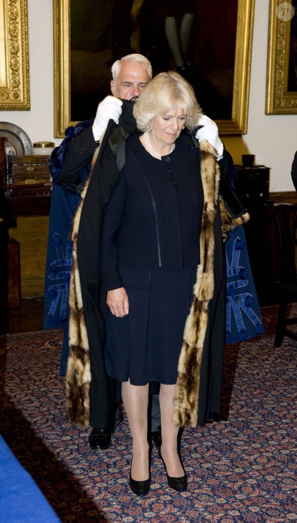 Le 19 octobre 2011, Camilla Parker Bowles, recevant ici sa livrée noire, a été faite Membre honoraire de la Guilde des menuisiers, au Apothecaries' Hall, à Londres.