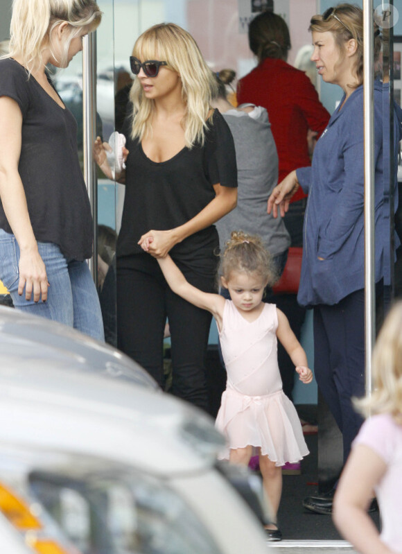 Nicole Richie dans son rôle le plus cher : celui de maman attentionnée qui va chercher Harlow à son cours de danse. Los Angeles le 19 octobre 2011