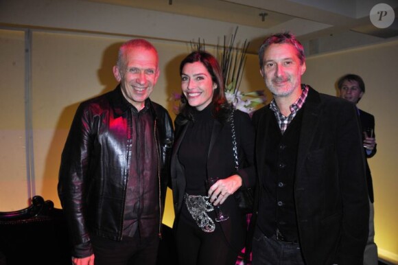 Antoine de Caunes et Daphné Roulier entourés de Jean-Paul Gaultier lors de la soirée de lancement du livre de Jean-Paul Gaultier. Le 20 octobre 2011 à la maison Gaultier.
