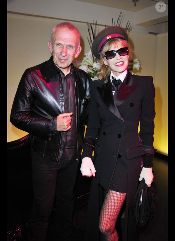 Jean-Paul Gaultier et sa grande amie Arielle Dombasle célèbrent le lancement du livre  : La Planète mode de Jean-Paul Gaultier. Le 20 octobre 2011 à la maison Gaultier.