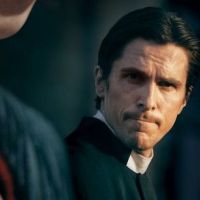 Christian Bale joue au prêtre en chinois