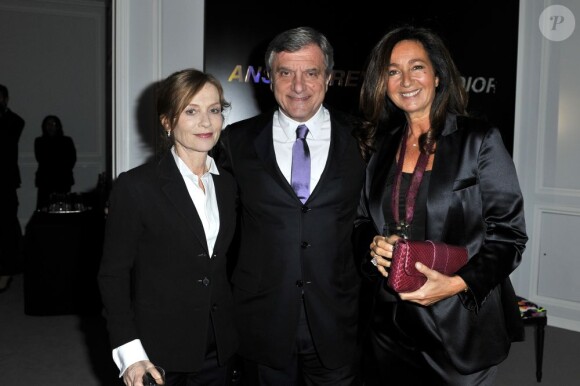 Isabelle Huppert, Sydney Toledano et Katia Toledano lors du  dîner Dior en l'honneur de l'artiste Anselm  Reyle. Paris, le 20 octobre 2011