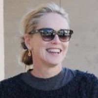 Sharon Stone : Un mini-short à 53 ans, et un joli sourire