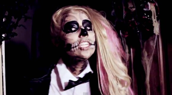 Hilly Hindi incarne Lady Gaga dans Gagaween, ici la Gaga zombie de Born this way, un clip de The Hillywood Show, octobre 2011.