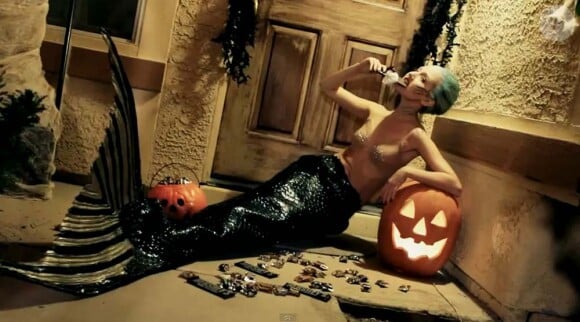 Hilly Hindi incarne Lady Gaga dans Gagaween, ici la sirène de Yoü and I, un clip de The Hillywood Show, octobre 2011.