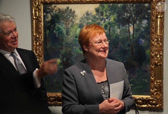 La présidente finlandaise Tarja Halonen à l'exposition Luminous Modernism à la Fondation Américano-Scandinave, jeudi 20 octobre 2011.
La princesse Mary et le prince Frederik de Danemark étaient en visite à New York du 20 au 25 octobre 2011 dans le cadre du centenaire de la Fondation Américano-Scandinave (ASF).