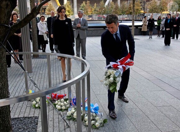 Vendredi 22 octobre 2011, au mémorial du 11 septembre à Ground Zero.
La princesse Mary et le prince Frederik de Danemark étaient en visite à New York du 20 au 25 octobre 2011 dans le cadre du centenaire de la Fondation Américano-Scandinave (ASF).