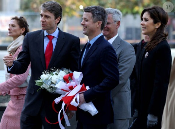Vendredi 22 octobre 2011, au mémorial du 11 septembre à Ground Zero.
La princesse Mary et le prince Frederik de Danemark étaient en visite à New York du 20 au 25 octobre 2011 dans le cadre du centenaire de la Fondation Américano-Scandinave (ASF).
