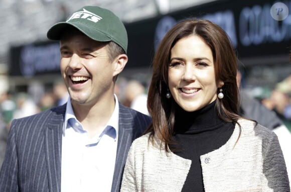 Au Metlife Stadium des Jets, rencontre avec la star Michael Douglas ! L'acteur était présent avec son fils de 11 ans, Dylan Michael.
La princesse Mary et le prince Frederik de Danemark étaient en visite à New York du 20 au 25 octobre 2011 dans le cadre du centenaire de la Fondation Américano-Scandinave (ASF).