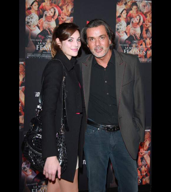 Christophe Barratier et sa jolie Gwendoline lors de l'avant-première du film La Source des femmes à Paris le 24 octobre 2011
