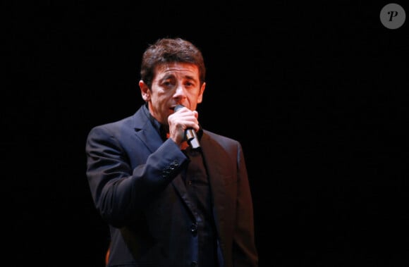 Patrick Bruel chante lors de l'avant-première du film La Source des femmes à Paris le 24 octobre 2011