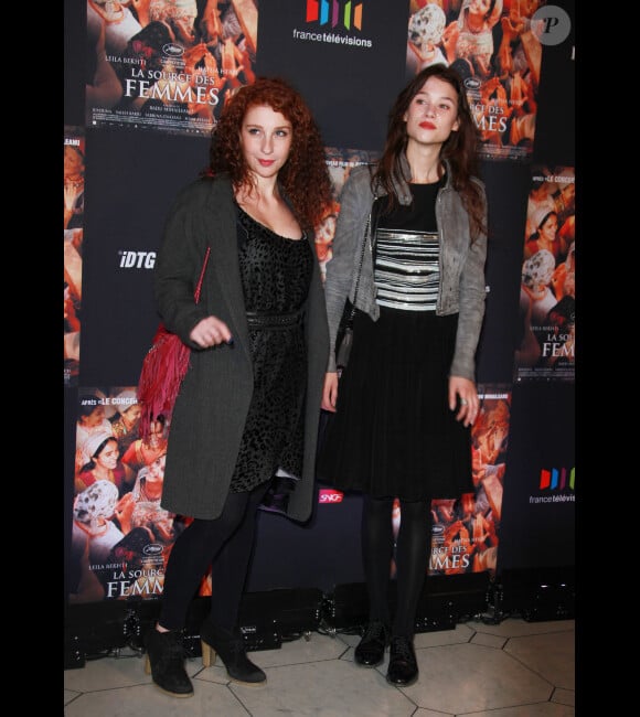 Lola Naymark et Astrid Berges-Frisbey lors de l'avant-première du film La Source des femmes à Paris le 24 octobre 2011