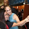 Jennifer Lopez a fait une apparition remarquée dans un magasin Best-Buy de Los Angeles pour sa fondation Maribel. Le 25 octobre 2011