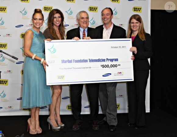 Jennifer Lopez et sa soeur Lynda ont soulevé 500 000 dollars grâce aux magasins Best-Buy pour leur fondation Maribel. Le 25 octobre 2011, à Los Angeles.