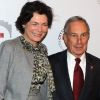 Le maire de New York Michael Bloomberg et sa femme ont coupé le ruban rouge pour la réouverture du New York City Center. Le 25 octobre 2011.