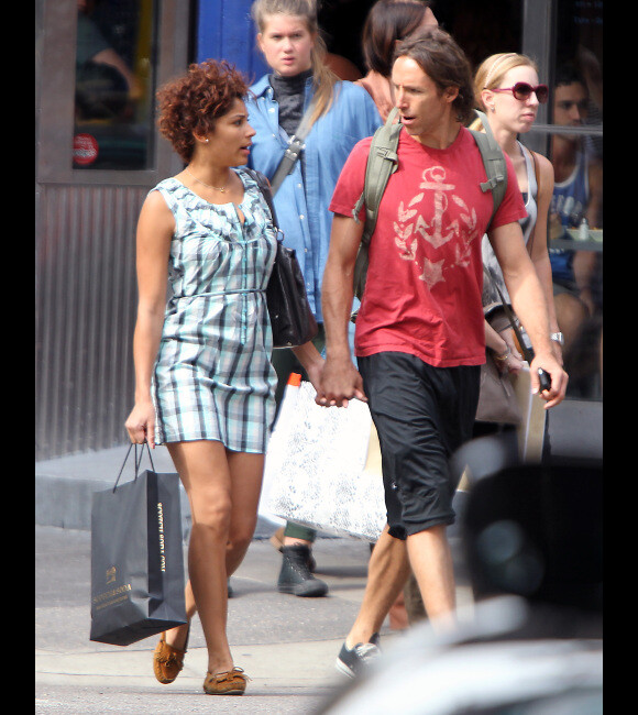 Steve Nash dans les rues de New York le 11 octobre 2011 en compagnie de sa compagne Brittany Richards
