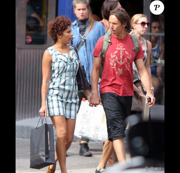 Steve Nash dans les rues de New York le 11 octobre 2011 en compagnie de sa compagne Brittany Richards