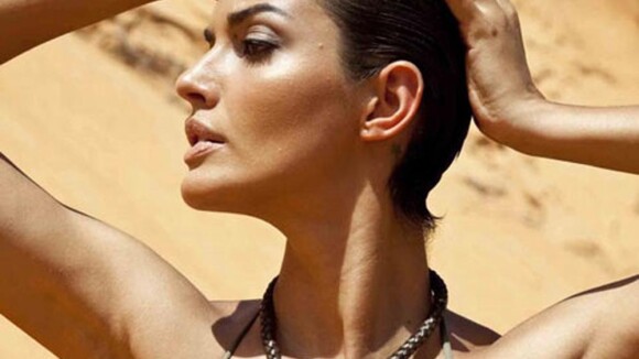La superbe brésilienne Michella Cruz sur une plage de sable chaud...