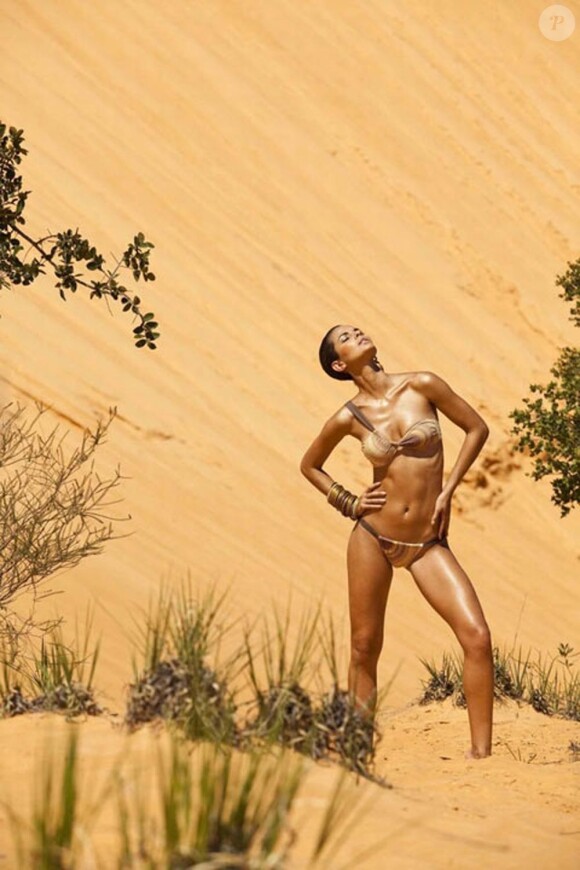 Le manequin brésilien Michella Cruz pose pour la collection de maillots de bain Lua Morena