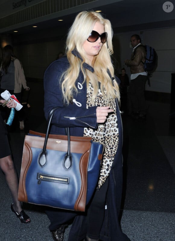 Jessica Simpson, enceinte, aborde le sublime Boston de Céline à l'aéroport de JFK à New York le 28 octobre 2011 