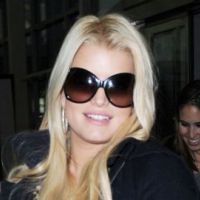 Jessica Simpson, enceinte, tente de cacher son énorme bidon... avec luxe !