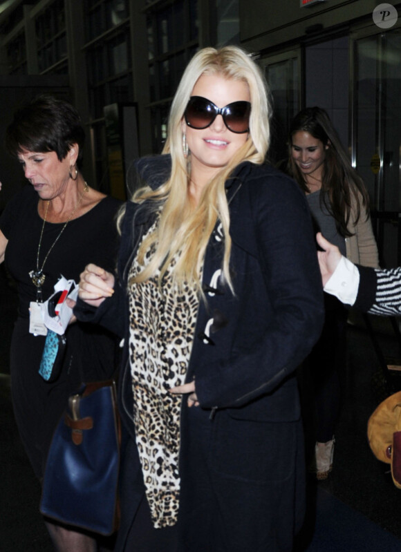 Jessica Simpson, enceinte, à l'aéroport de JFK à New York le 28 octobre 2011 
