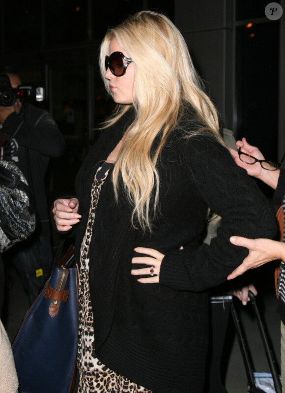 Jessica Simpson, enceinte, à l'aéroport de Lax à Los Angeles de retour de New York le 28 octobre 2011