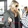 Le 23 octobre, Jessica Simpson accompagnée de sa soeur Ashlee Simpson et de son bébé Bronx arrive à l'aéroport de Los angeles