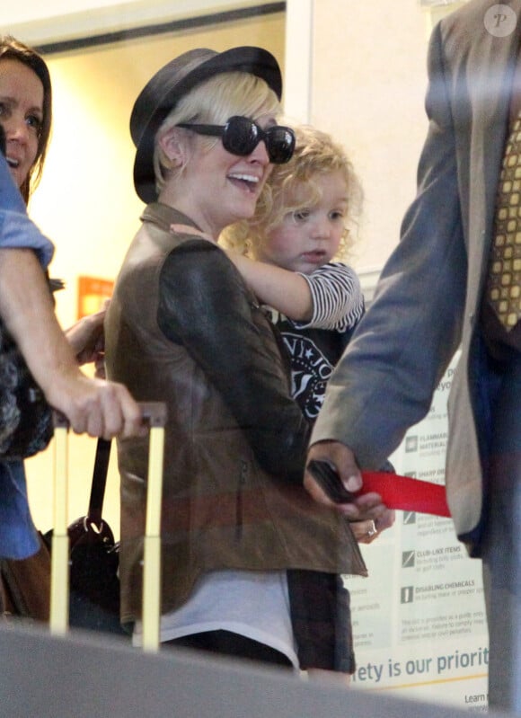 Le 23 octobre, Ashlee Simpson, radieuse, accompagnée de son bébé Bronx accompagne Jessica Simpson, sa soeur, à l'aéroport de Los angeles