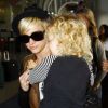 Le 23 octobre, Ashlee Simpson accompagnée de son bébé Bronx accompagne Jessica Simpson, sa soeur, à l'aéroport de Los angeles