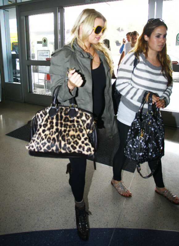 Le 23 octobre, Jessica Simpson accompagnée de sa soeur Ashlee Simpson et de son bébé Bronx arrive à l'aéroport de Los angeles