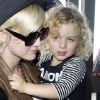 Le 23 octobre, Ashlee Simpson accompagnée de son bébé Bronx accompagne Jessica Simpson, sa soeur, à l'aéroport de Los angeles