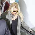 Le 23 octobre, Jessica Simpson accompagnée de sa soeur Ashlee Simpson et de son bébé Bronx arrive à l'aéroport de Los angeles